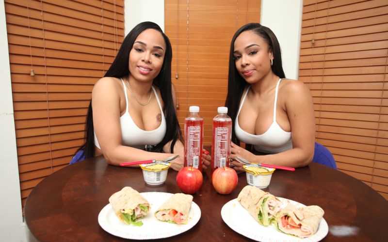 Близняшки, одержимые друг другом, сделали себе одинаковые задницы и бюсты