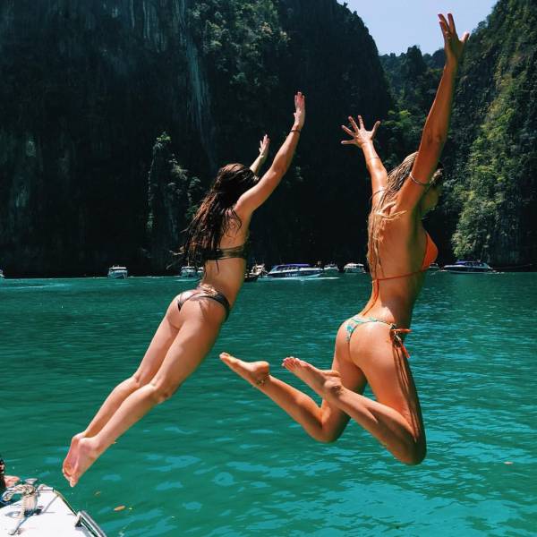 Симпатичные девушки в купальниках