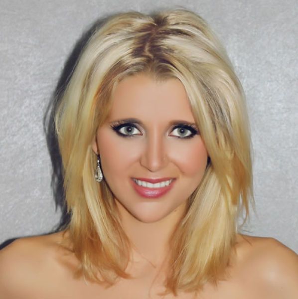 Выставила девственность на аукцион (19 фото)