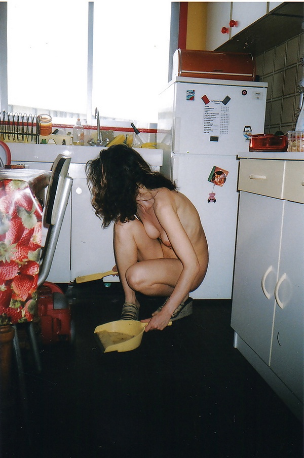 Голые хозяюшки на кухне