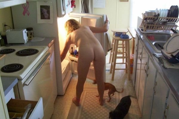 Голые хозяюшки на кухне