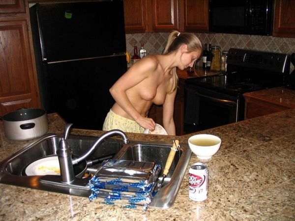 Голые хозяюшки на кухне