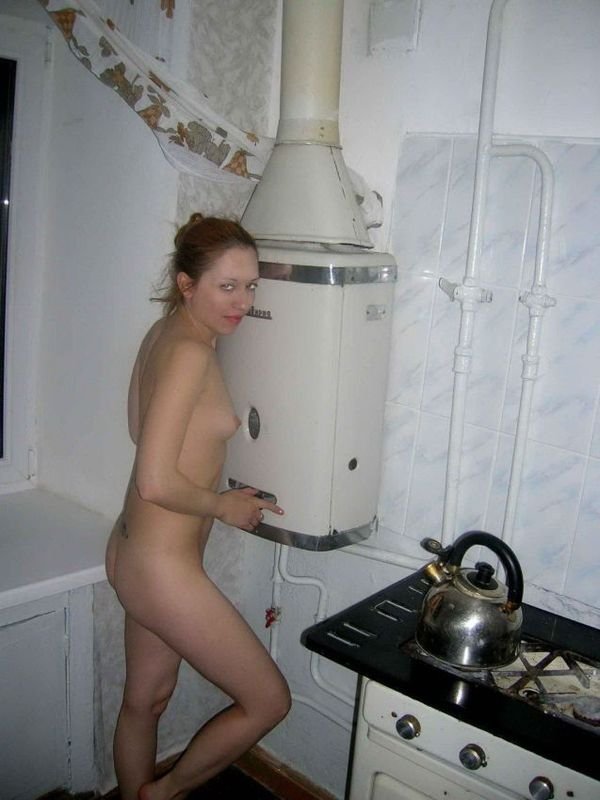 Голые хозяюшки на кухне