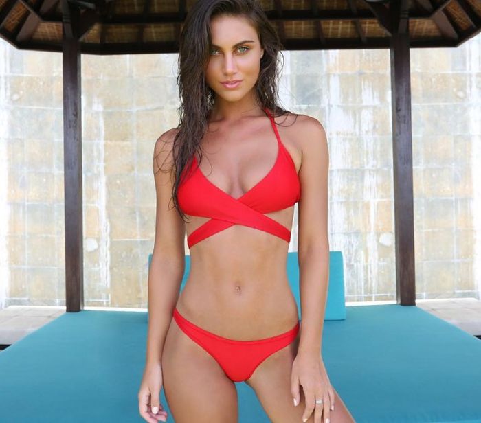 Девушки в красных купальниках