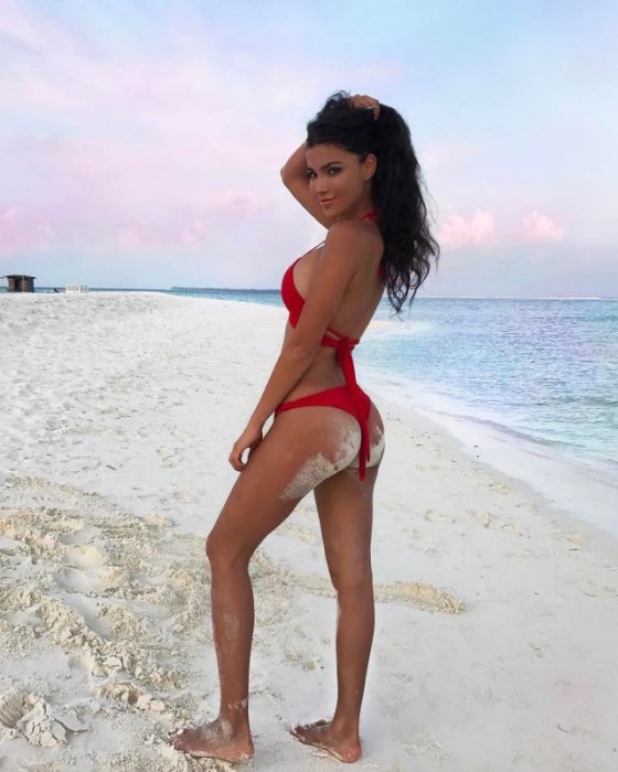 Девушки в красных купальниках