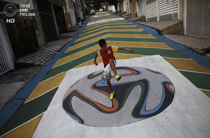 Граффити на тему ЧМ-2014 в Бразилии (15 фото)