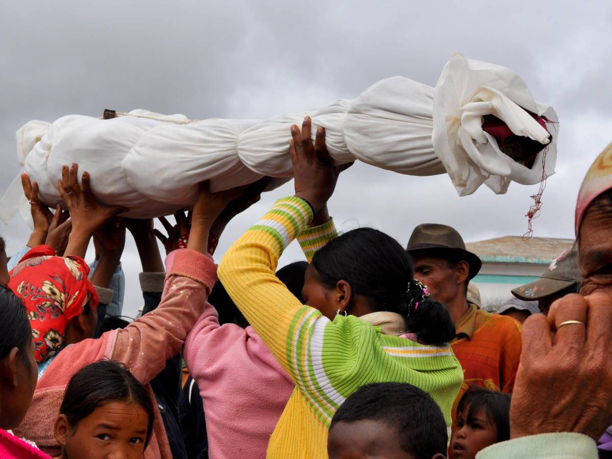 Самые странные погребальные обряды