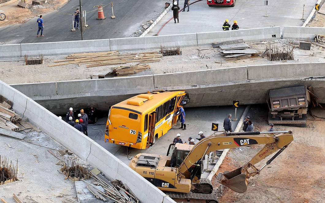 В Бразилии эстакада рухнула на автобус и автомобили