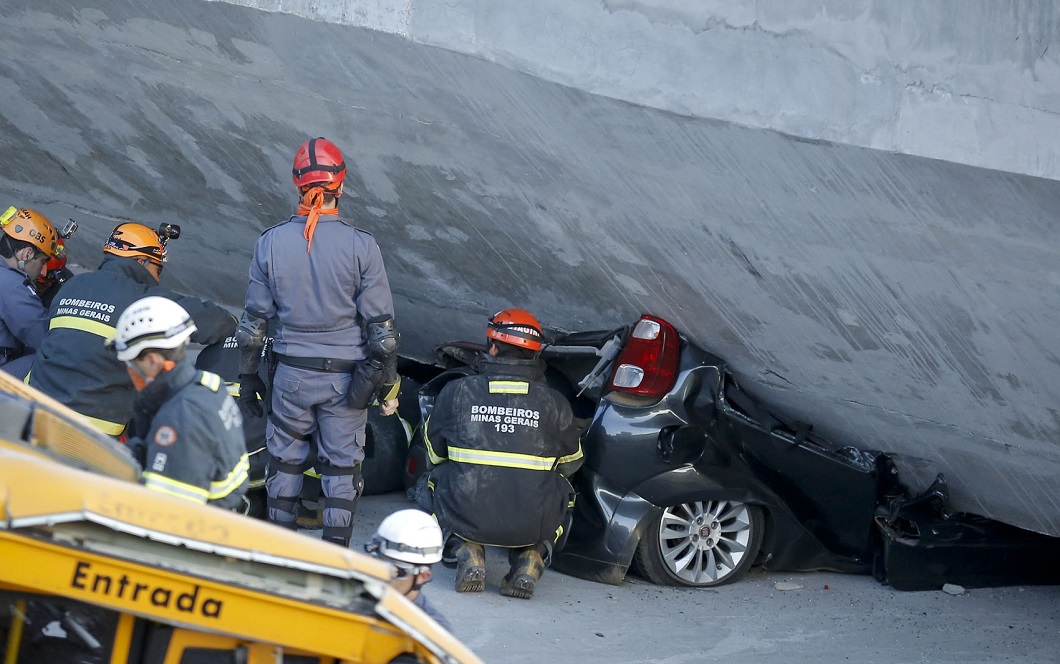 В Бразилии эстакада рухнула на автобус и автомобили