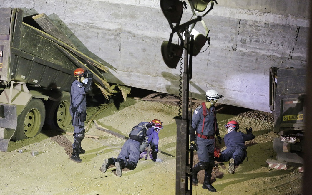 В Бразилии эстакада рухнула на автобус и автомобили