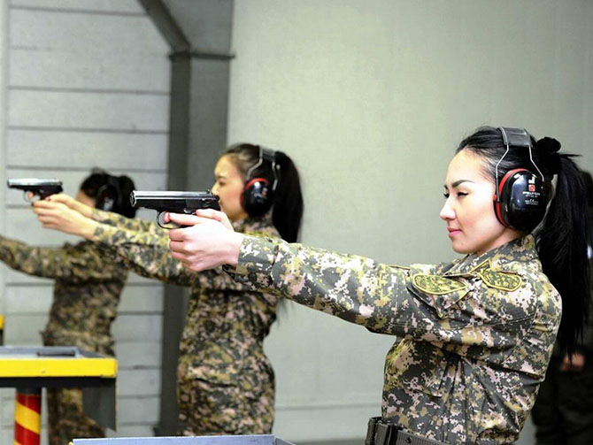 Девушки в армии Казахстана