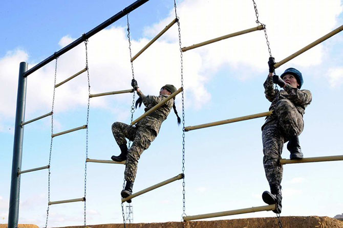 Девушки в армии Казахстана