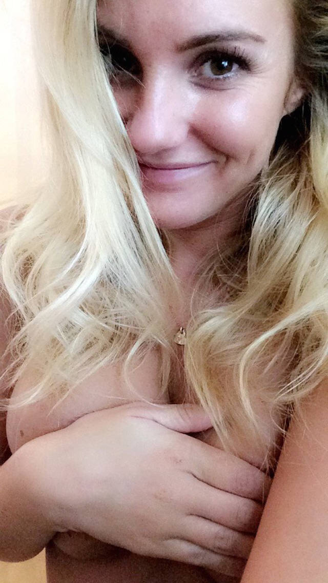 Девушки без бюстгальтеров