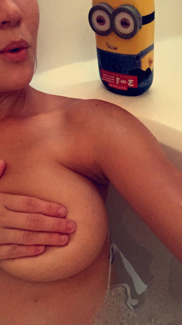 Девушки без бюстгальтеров