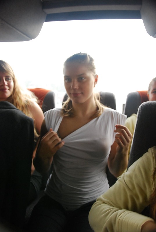 Немецкие девушки едут на экскурсию  (16 фото)