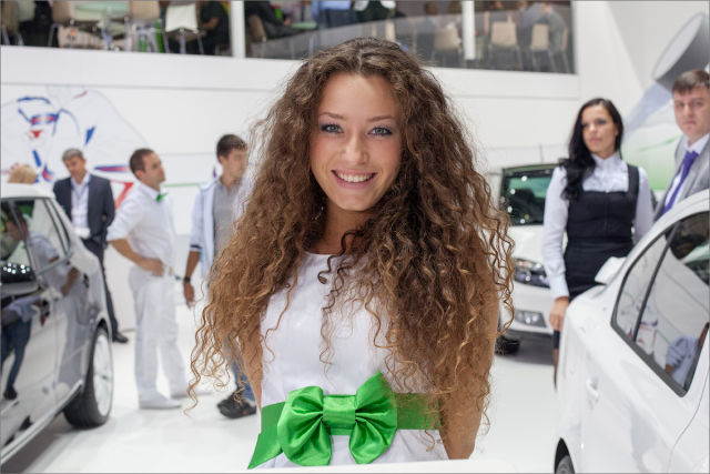 Девушки с Московского автосалона  (52 фото)