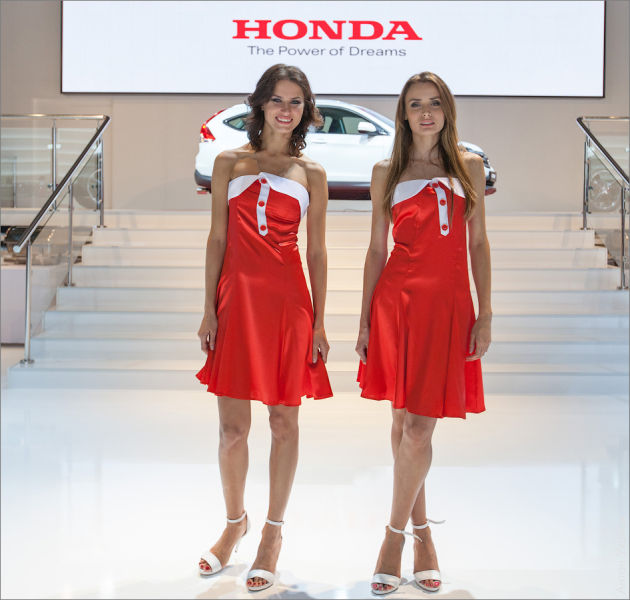 Девушки с Московского автосалона  (52 фото)