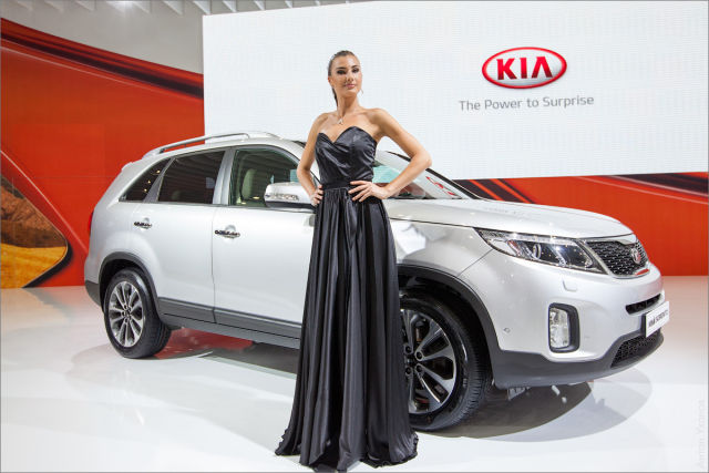 Девушки с Московского автосалона  (52 фото)