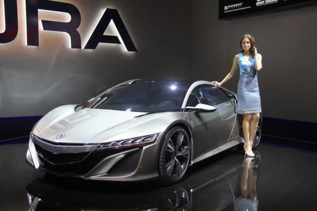 Девушки с Московского автосалона  (52 фото)