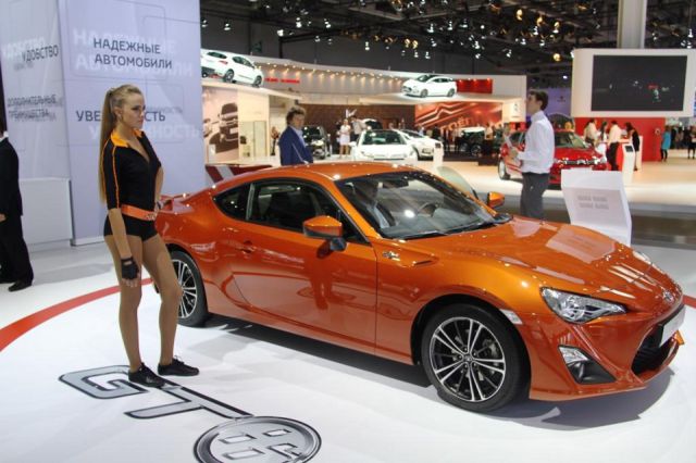 Девушки с Московского автосалона  (52 фото)