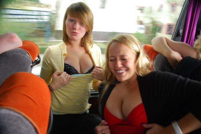 Немецкие девушки едут на экскурсию  (16 фото)