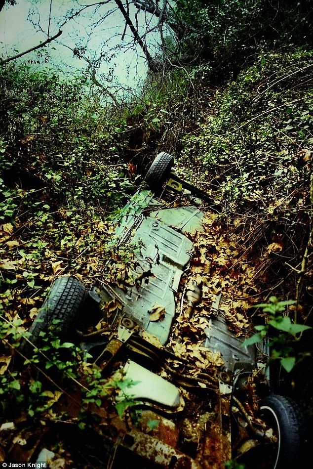 Раритетные автомобили на обрывах шоссе «Малхолланд Драйв» (12 фото)