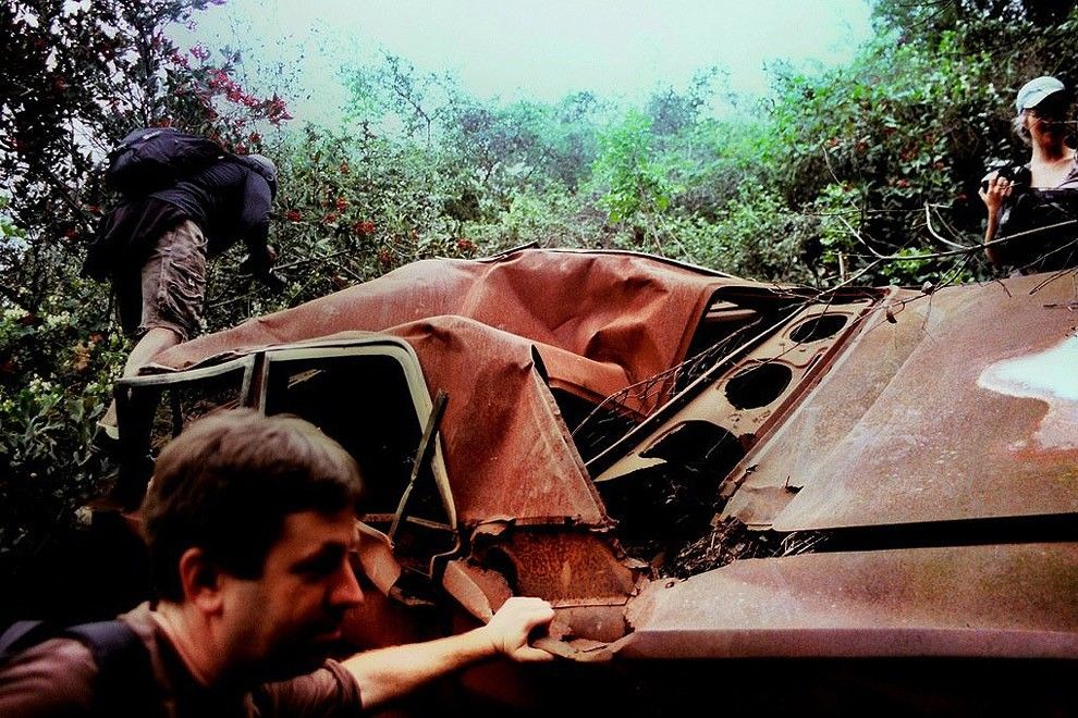 Раритетные автомобили на обрывах шоссе «Малхолланд Драйв» (12 фото)