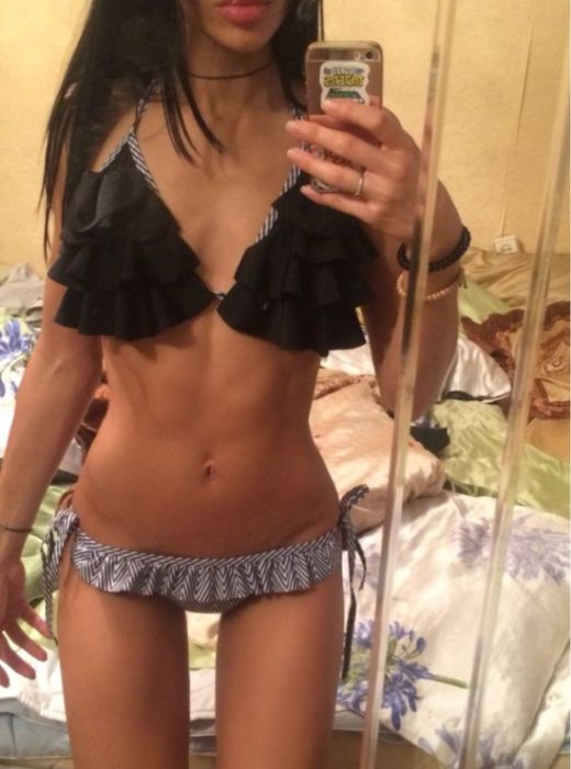 Девушки хвастаются своими покупками