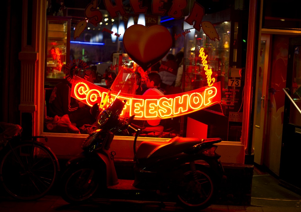 Туристам Амстердама вернули право на каннабис