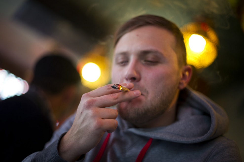 Туристам Амстердама вернули право на каннабис