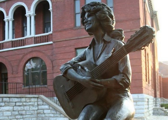 Десятка статуй, которые нужно потрогать, чтобы поймать удачу за хвост Десятка статуй, которые нужно потрогать, чтобы поймать удачу за хвост