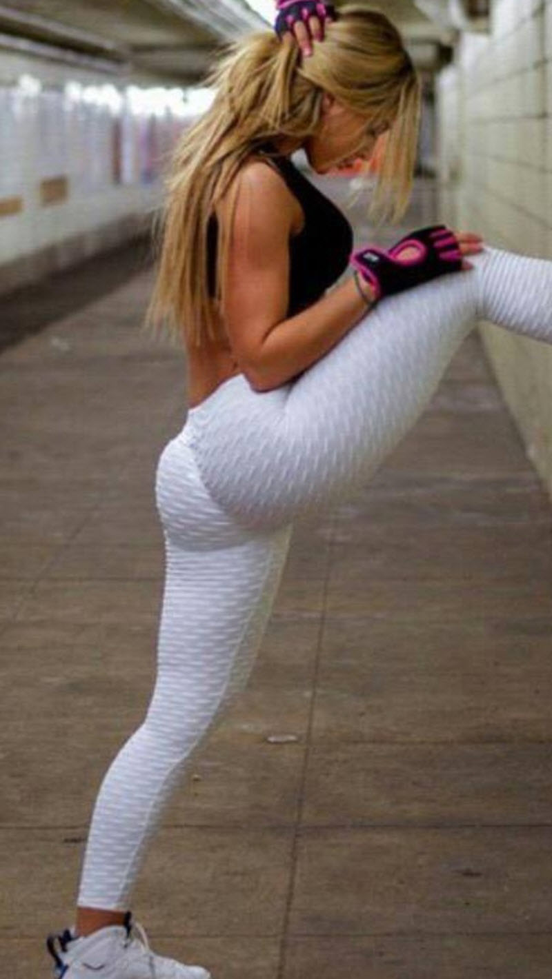 Стройные девчонки в спортивных штанишках