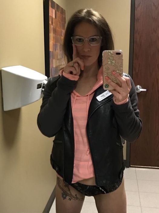 Девушки скучают на работе