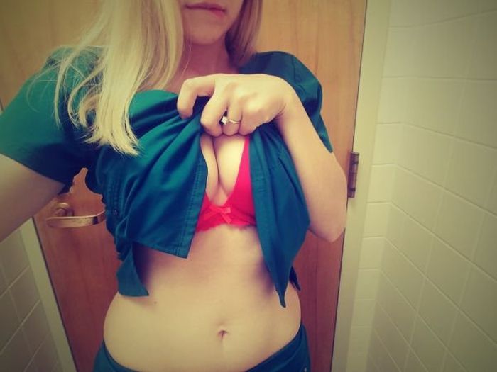 Девушки скучают на работе