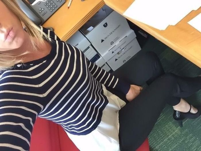 Девушки скучают на работе