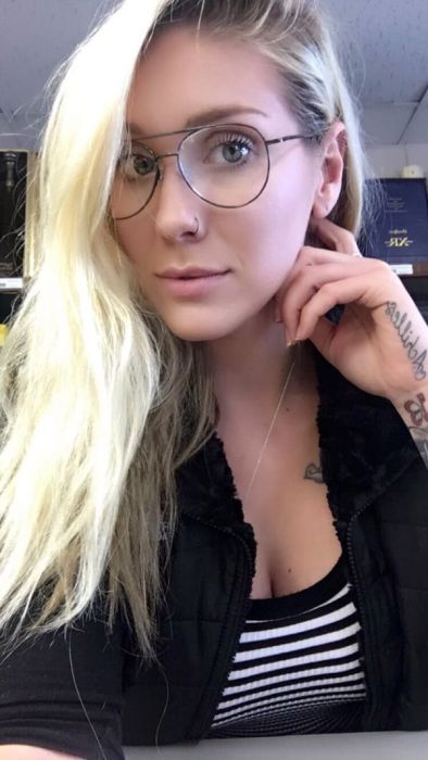 Девушки скучают на работе