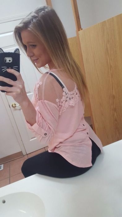 Девушки скучают на работе