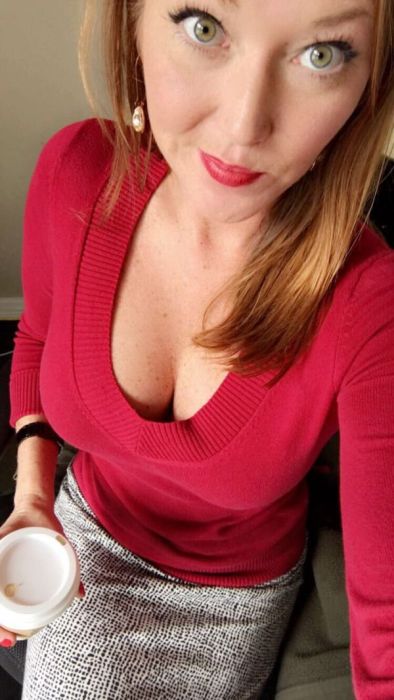 Девушки скучают на работе