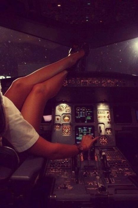 Девушки скучают на работе