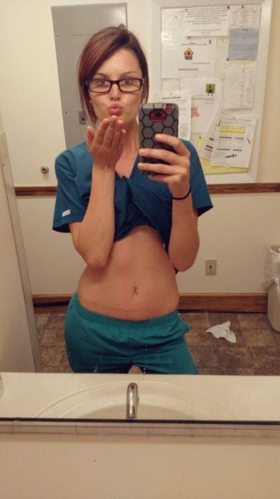 Девушки скучают на работе