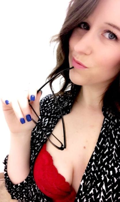 Девушки скучают на работе