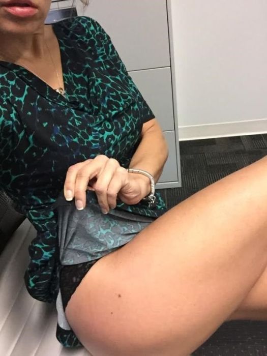 Девушки скучают на работе