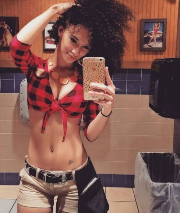 Девушки скучают на работе