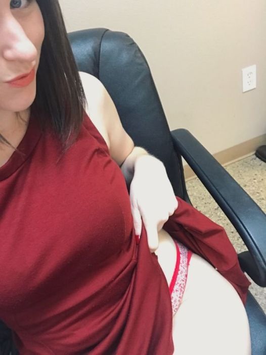 Девушки скучают на работе