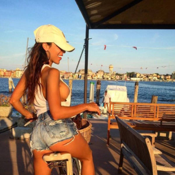 Девушки в коротких шортах