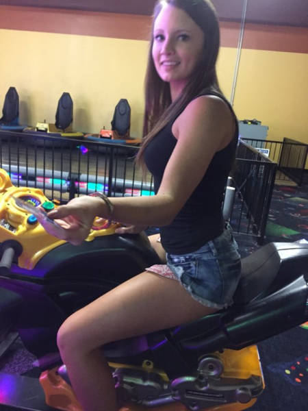 Девушки в коротких шортах