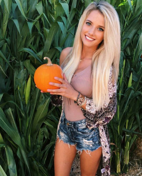 Девушки в коротких шортах