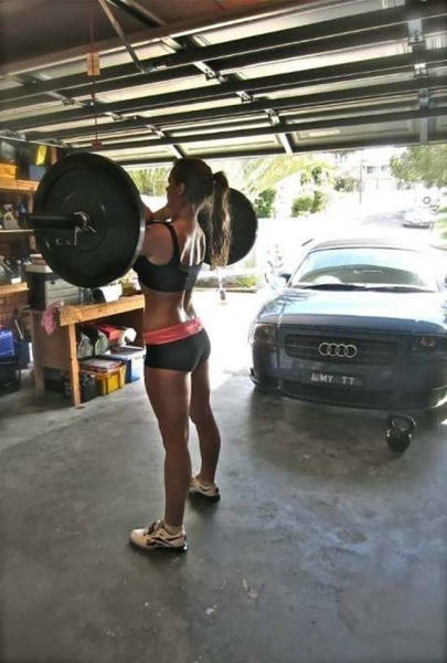 Девушки в коротких шортах