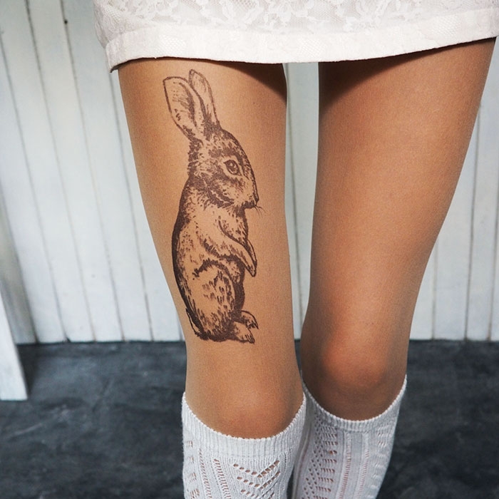 Реалистичные тату-колготки, создающие впечатление татуированных ног