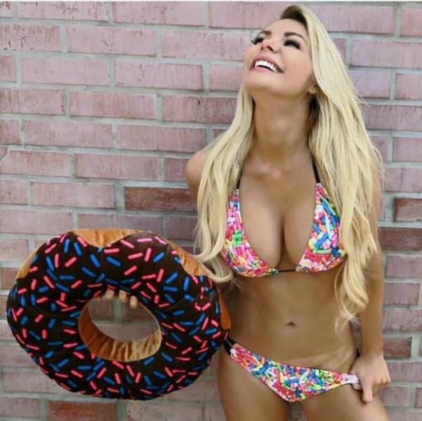 Симпатичные девушки в купальниках